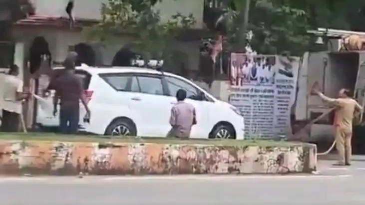 Viral Video : दमकल गाड़ी से बीजेपी विधायक की कार धोने का वीड