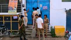 Bihar News : आरा में सेक्स रैकेट की सूचना पर पुलिस ने होटल में की छापेमारी, एक दर्जन महिला-पुरुष को हिरासत में लिया, होटल किया सील  