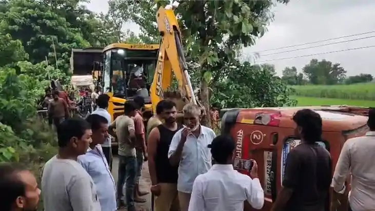 Bihar News : बेतिया में बच्चों से भरी स्कूल वैन पानी में पलट