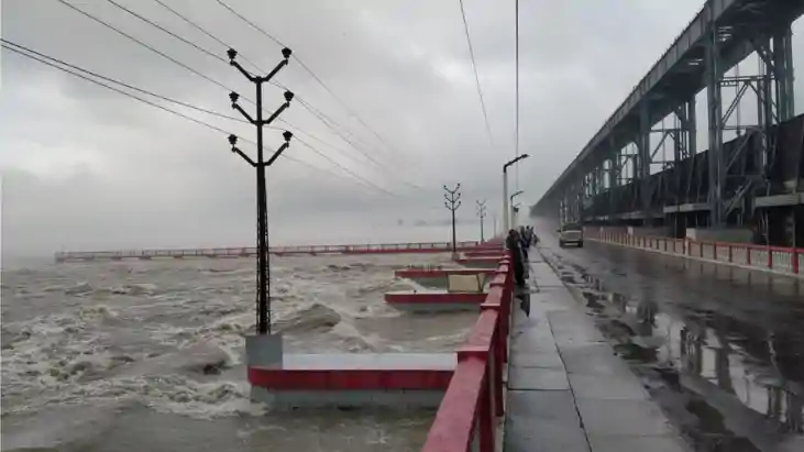 कोसी बराज से 1.31 लाख क्यूसेक पानी डिस्चार्ज, जलस्तर और कटाव