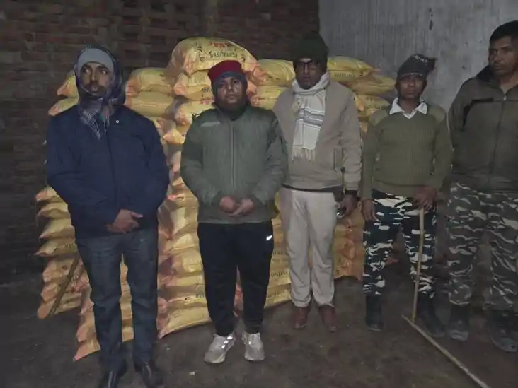 बिहार में उर्वरक लुटेरों पर बड़ी कार्रवाई: निजी घरों से निकल
