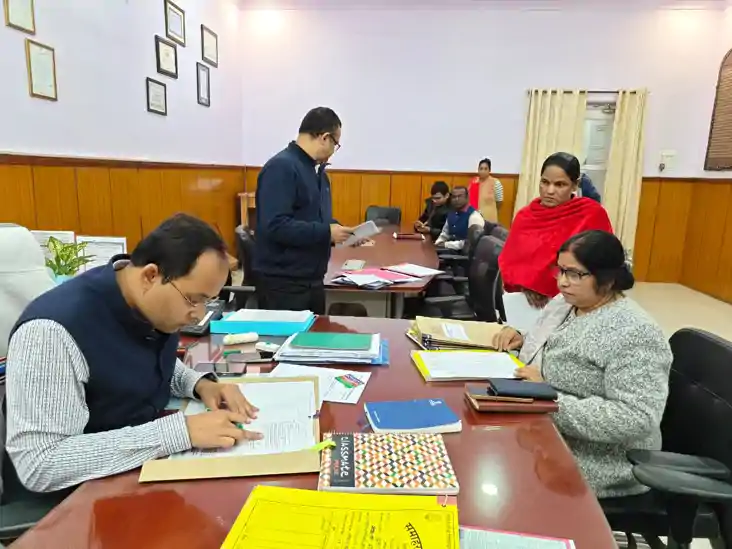 डीएम का सख्त एक्शन: जनता की समस्याओं में लापरवाही पर कार्यपा
