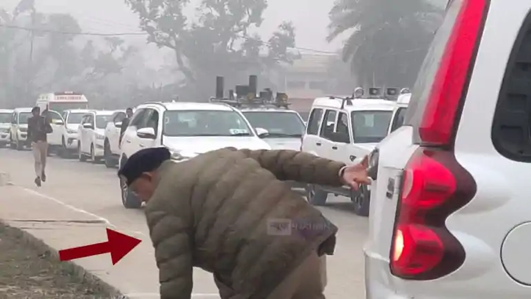 CM Nitishs convoy hits Traffic DSP