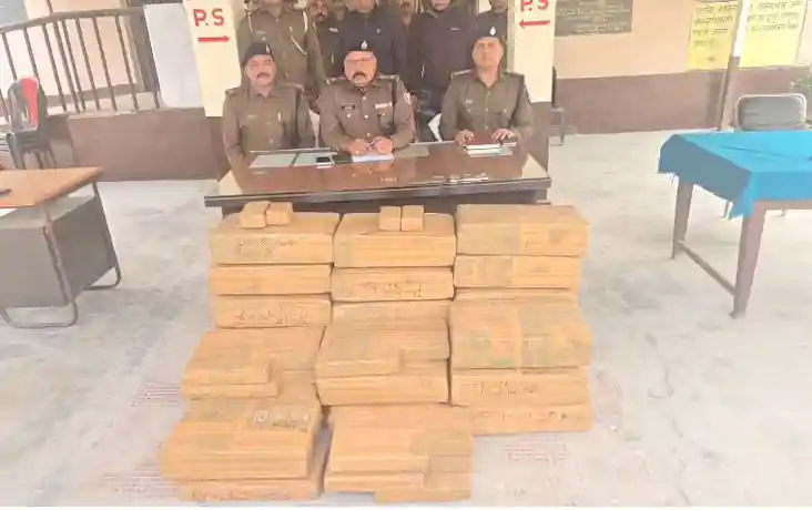 42 लाख का गांजा जब्त: पिकअप वैन के तहखाने में छिपाकर ले जा र