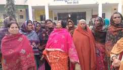  अजीब विरोध! प्रखंड कार्यालय में कंबल नहीं मिला तो महिला पर आया 'भूत', बीच परिसर में किया हंगामा!