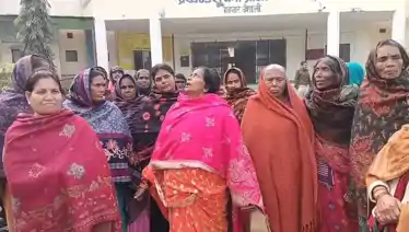  अजीब विरोध! प्रखंड कार्यालय में कंबल नहीं मिला तो महिला पर आया 'भूत', बीच परिसर में किया हंगामा!