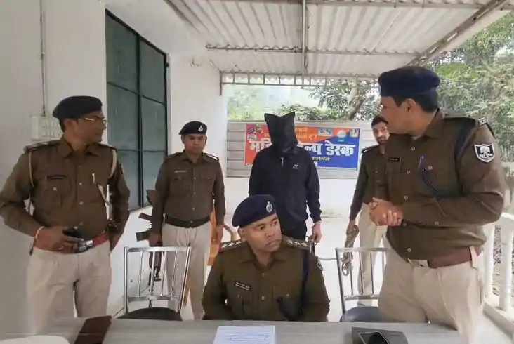 पुलिस की बड़ी स्ट्राइक: कुख्यात शराब माफिया हथियारों के साथ 