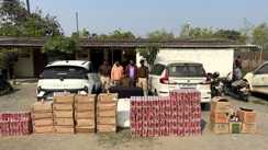 Bihar News : गया में शराब तस्करों पर बड़ी स्ट्राइक, झारखंड से आ रही दो लग्जरी कारों से 875 लीटर विदेशी शराब पुलिस ने किया जब्त, दो तस्करों को किया गिरफ्तार