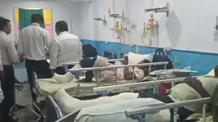 NH 19 Crash Tamil Nadu Pilgrim Bus Hits Truck 22 people inju