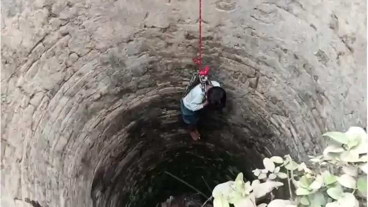 Bihar News : मोतिहारी में बकरी की जान बचाने गहरे कुएं में उत