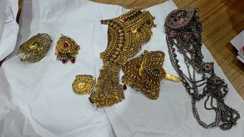 Bihar News : थावे मंदिर में लौटी माता की रौनक, कोर्ट के आदेश पर मंदिर प्रबंधन को सौंपे गए चोरी हुए स्वर्ण आभूषण, एसपी विनय तिवारी ने की विशेष पूजा