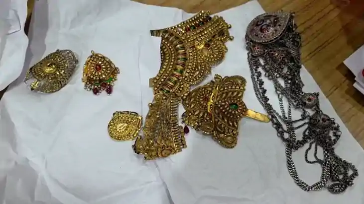 Bihar News : थावे मंदिर में लौटी माता की रौनक, कोर्ट के आदेश