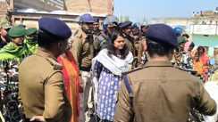 Bihar News : जेल से छूटे युवक के स्वागत में शराब और डांस पार्टी का हुआ आयोजन, छापेमारी करने पहुंची पुलिस पर ग्रामीणों ने किया पथराव, एक को लगी गोली 