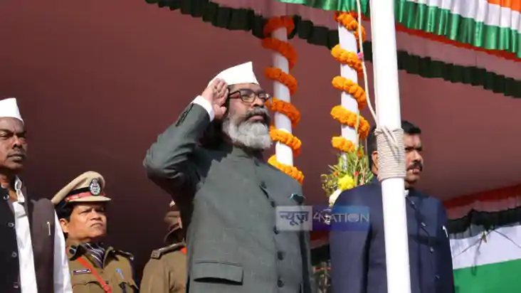 Republic Day 2025 : झारखंड के सीएम हेमंत सोरेन ने दुमका में 