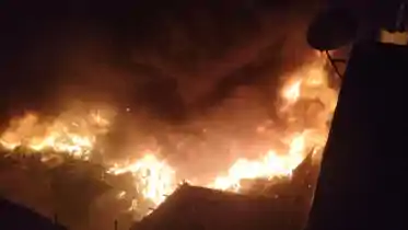 Bihar News : नवादा के रिहायशी इलाके के कबाड़ गोदाम में लगी भीषण आग, मौके पर पहुंची अग्निशमन विभाग की कई गाड़ियाँ 