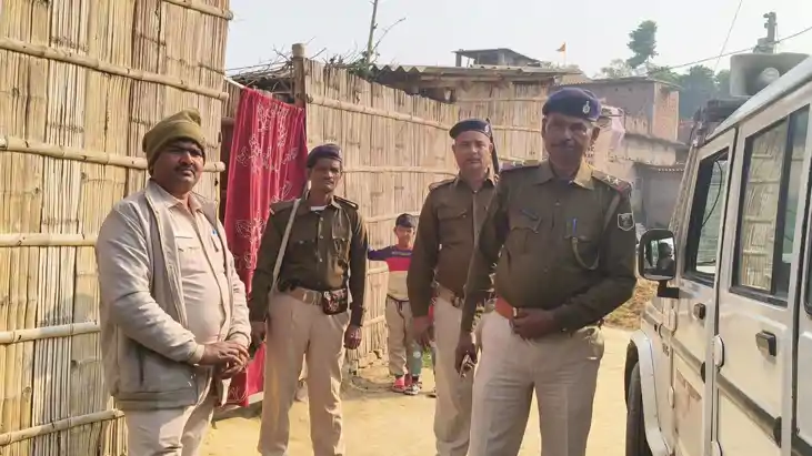 घर में सो रही युवती पर एसिड अटैक, बचाने आई मां भी झुलसी; आरो