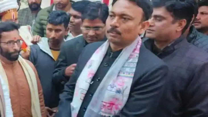  डीएम ने मजिस्ट्रेट को 20 तक बनाया बंधक, दी गाली, अधिकारी ने