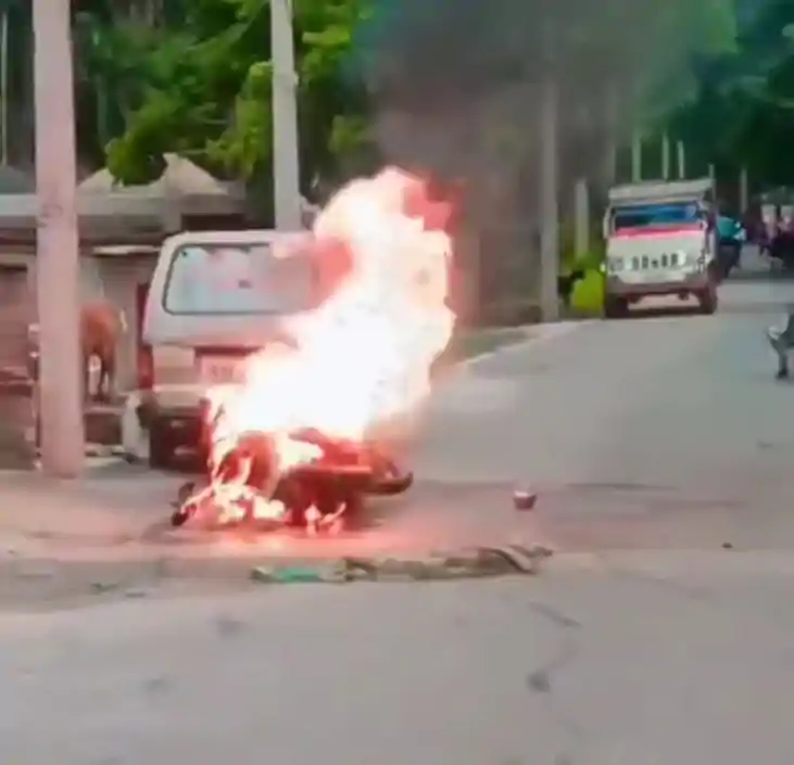 Bihar news - चलती स्कूटी से उठने लगी आग की लपटें, गाड़ी से Bihar news - चलती स्कूटी से उठने लगी आग की लपटें, गाड़ी से