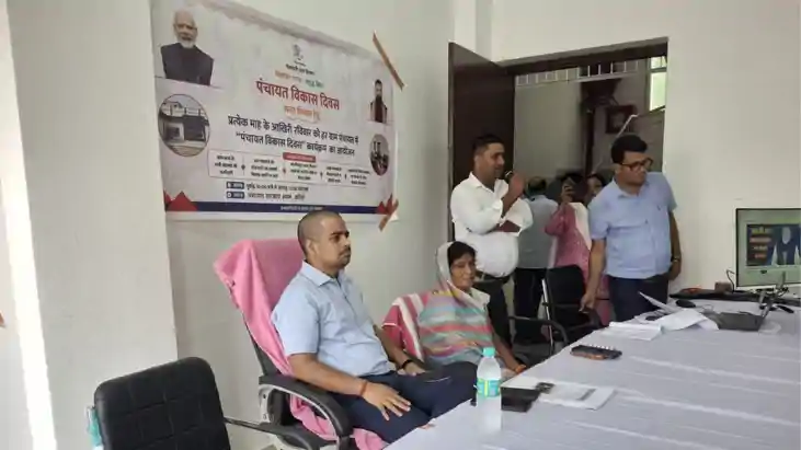 पंचायत विकास दिवस पर डीएम सावन कुमार ने सुनी ग्रामीणों की सम