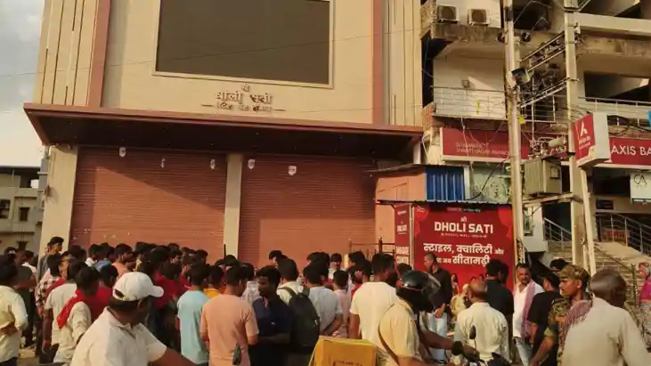 मॉल के भवन से गिरकर युवती की संदिग्ध मौत, मां ने मैनेजर पर ल