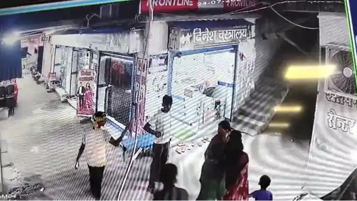 Bihar News : युवतियों के सामने हथियार लहराकर भौकाल टाइट करना