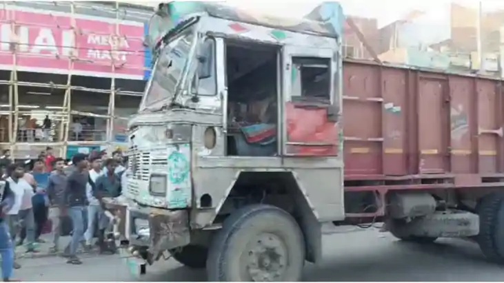 Bihar News : सिवान में बेकाबू ट्रक ने महिला सहित कईयों को रौ Bihar News : सिवान में बेकाबू ट्रक ने महिला सहित कईयों को रौ