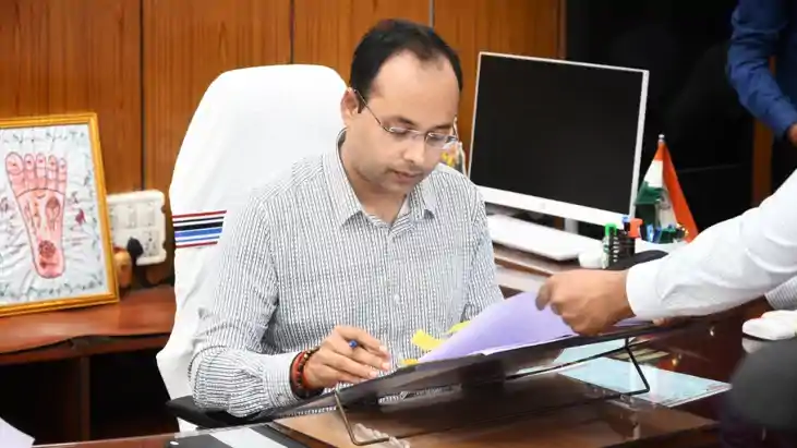 Gaya News : गया डीएम शशांक शुभंकर ने 11 लोगों की खत्म की परे Gaya News : गया डीएम शशांक शुभंकर ने 11 लोगों की खत्म की परे