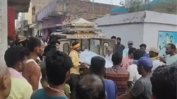 कोलकाता हादसे का शिकार हुए मुंगेर के 3 मजदूरों के शव गांव  प
