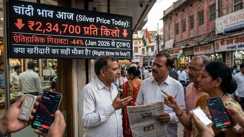 रिकॉर्ड स्तर से ₹1.85 लाख सस्ती हुई चांदी: क्या आपकी जेब पर पड़ेगा सीधा असर? जानें आखिर क्यों मची है सर्राफा बाजार में हाहाकार!