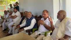 Bihar News: जदयू विधायक विभा देवी के घर पहुंचे मंत्री श्रवण कुमार, बेटे के आकस्मिक निधन पर जताया शोक, राजलबल्लभ यादव को दी सांत्वना 