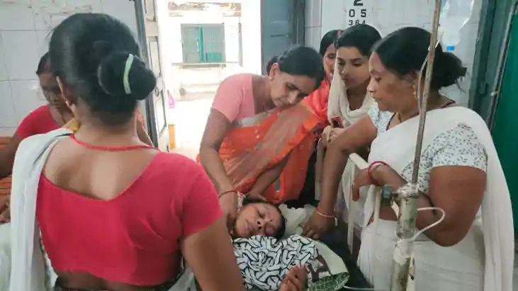 कौआकोल पीएचसी के जर्जर छत एक बड़ा हिस्सा टूटकर गिरा, ड्यूटी 