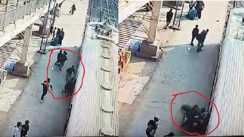 चलती ट्रेन में चढ़ने से फिसली महिला, 2 साल का बच्चा गोद में… आरपीएफ जवान ने दौड़कर बचाई दोनों की जान