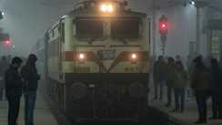 कोहरे और सुरक्षा कारणों से बंगाल-बिहार और उत्तराखंड रूट की 24 ट्रेनें रद्द