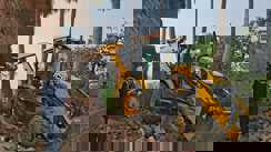 हाईकोर्ट के आदेश पर चला बुलडोज़र, कड़ी सुरक्षा के बीच हटाया गया अतिक्रमण, आशियाना उजड़ते देख लोगों के निकले आंसू