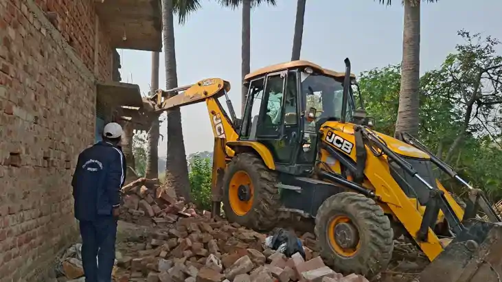 हाईकोर्ट के आदेश पर चला बुलडोज़र, कड़ी सुरक्षा के बीच हटाया 