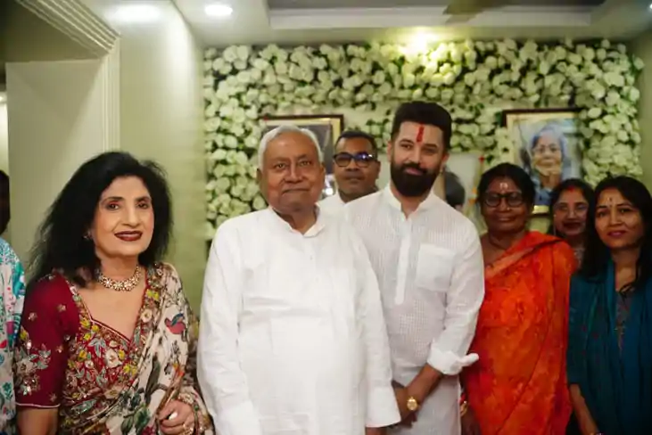 चिराग पासवान के घर खरना का प्रसाद खाने पहुंचे नीतीश कुमार, र चिराग पासवान के घर खरना का प्रसाद खाने पहुंचे नीतीश कुमार, र
