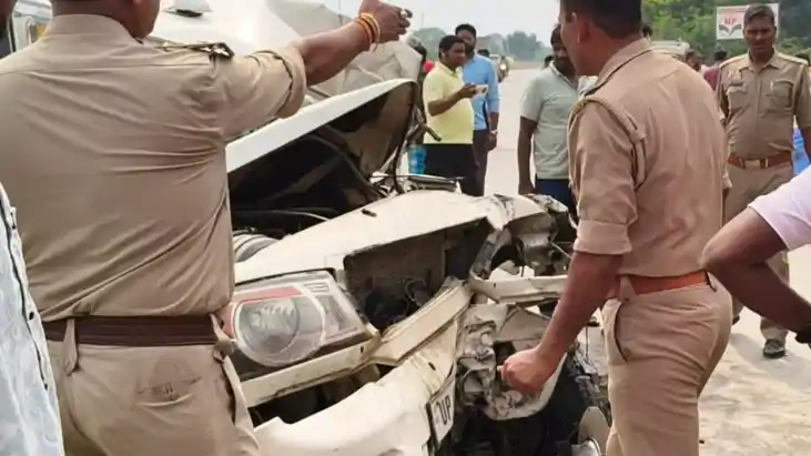 विंध्याचल से लौट रहे श्रद्धालुओं की गाड़ी का साथ हुआ बड़ा हा विंध्याचल से लौट रहे श्रद्धालुओं की गाड़ी का साथ हुआ बड़ा हा