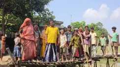 Bihar Vidhansabha Chunav 2025: कटिहार में ग्रामीणों ने पुल निर्माण न होने पर वोट बहिष्कार का किया ऐलान, प्रदर्शन में महिला-स्कूली बच्चे भी शामिल