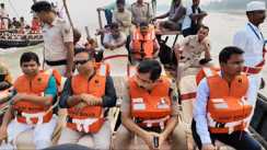Bihar News : भागलपुर में डीएम और एसएसपी ने छठ घाटों का नाव से  किया निरीक्षण, तैयारियों का लिया जायजा 