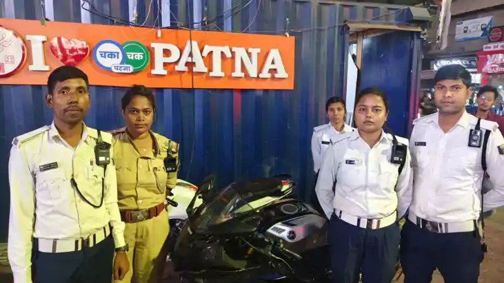 पटना में सघन वाहन चेकिंग अभियान : बिना नंबर प्लेट की नई R15 