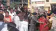 जमीन अधिग्रहण के विरोध में किसानों का उग्र प्रदर्शन, डीएम कार्यालय का घेराव करने पहुंचे किसानों को पुलिस ने हिरासत में लिया