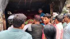 Crowd Gathers in Nalanda for Onion at Rs 35 per Kg