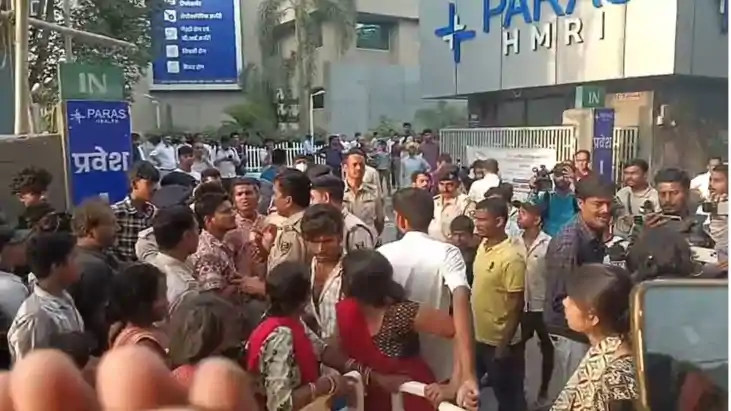 इलाज के दौरान मरीज की मौत पर भड़के परिजन, सड़क पर शव रखकर का