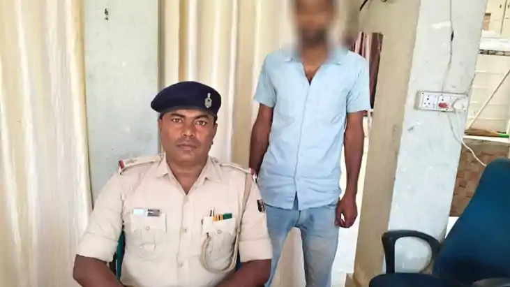 Bihar Crime : वाहन चेकिंग में खुला हथियार का राज, बाइक से नि