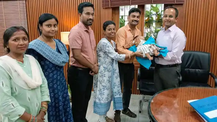 जिलाधिकारी ने दंपति को सौंपा 7 माह की बच्ची, गोद लेने की प्र