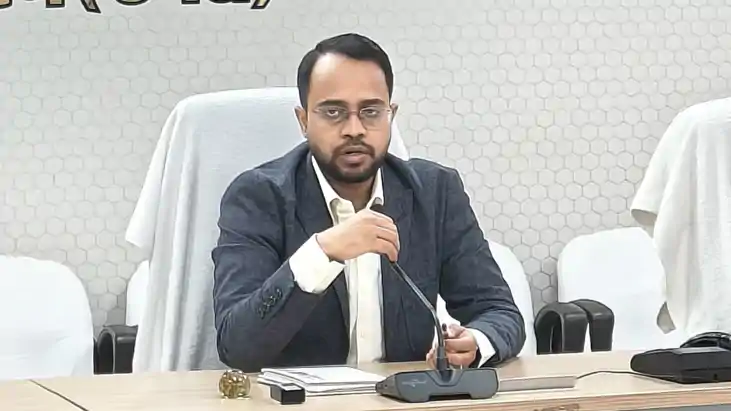 जनगणना कार्य में लापरवाही पर डीएम सख्त: शिक्षक से मांगा 24 घ