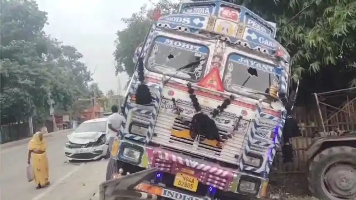 मुंगेर में भीषण सड़क हादसा टला: अनियंत्रित ट्रक ने सड़क किना