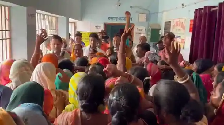 गांव की महिलाओं का झुंड लेकर प्रखंड कार्यालय पहुंचे मुखिया ज गांव की महिलाओं का झुंड लेकर प्रखंड कार्यालय पहुंचे मुखिया ज
