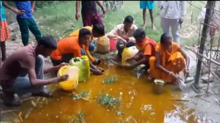bihar news - नेपाल जा रहे सरसों तेल का टैंकर रास्ते में पलटा bihar news - नेपाल जा रहे सरसों तेल का टैंकर रास्ते में पलटा