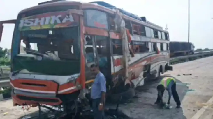 Bihar Road Accident :औरंगाबाद में अनियंत्रित होकर पलटी पर्यट